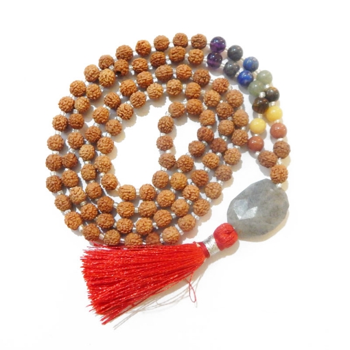 Picture of 7 Chakra Rudraksha Mala mit facettiertem Trommelanhänger aus blauem Chalcedon und 7 Chakra-Edelsteinperlen