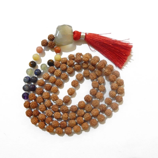 Picture of 7 Chakra Rudraksha Mala mit facettiertem Trommelanhänger aus grauem Mondstein und 7 Chakra-Edelsteinperlen