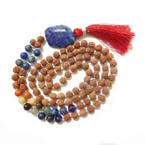 Picture of 7 Chakra Rudraksha Mala mit facettiertem Lapislazuli-Trommelanhänger und Lapislazuli und 7 Chakra-Edelsteinperlen