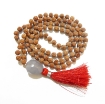 Picture of  Rudraksha Mala mit facettiertem Trommelanhänger aus blauem Chalcedon