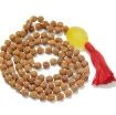 Picture of Rudraksha Mala mit facettiertem Trommelanhänger aus gelbem Aventurin